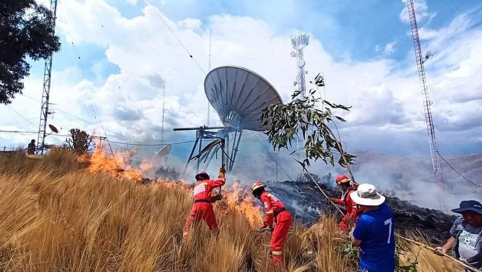 CUSCO| INCENDIO EN CERRO LECHEMOCCO AMENAZA ANTENAS DE MEDIOS DE COMUNICACIÓN EN CANCHIS