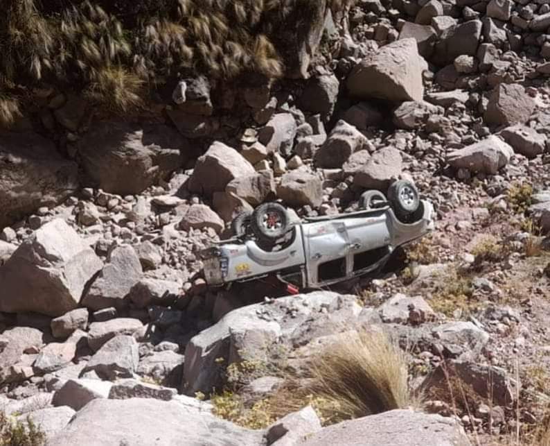 CORANI|CAMIONETA CAE A BARRANCO CAMINO AL CP DE ISIVILLA