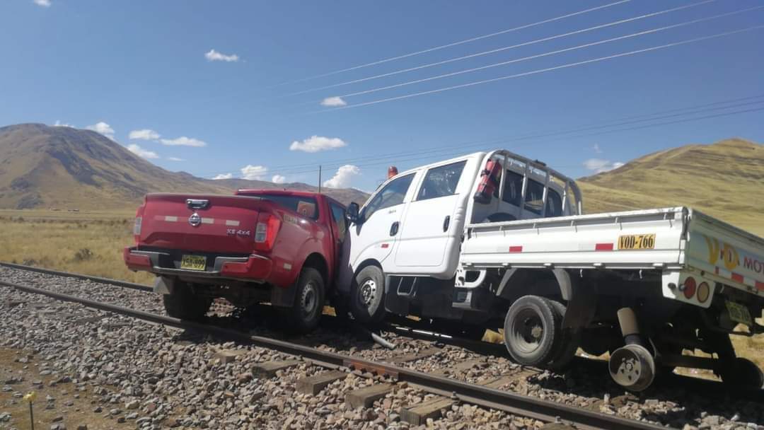 MELGAR| CAMIONETA FUE IMPACTADA POR CAMIÓN QUE IBA POR LAS VIAS DEL TREN
