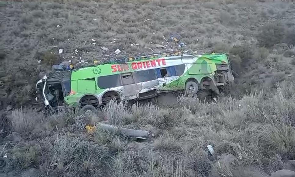 AREQUIPA| BUS CAYÓ A BARRANCO. CHOFER RESULTÓ GRAVEMENTE HERIDO
