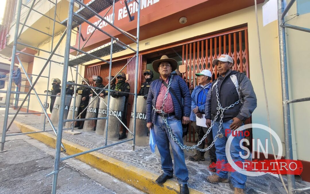 PUNO| DIRIGENTES DEL DISTRITO DE COATA SE ENCADENAN EN LAS PUERTAS DEL GRP Y EXIGIR EJECUCIÓN DE PROYECTOS DE REMEDIACIÓN