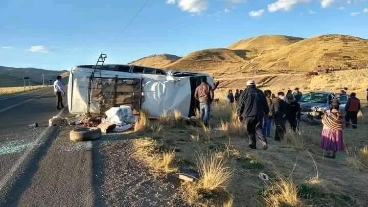 AZÁNGARO| DESPISTE DE CAMIONETA DEJA VARIOS HERIDOS EN LA VÍA ASILLO – TIRAPATA