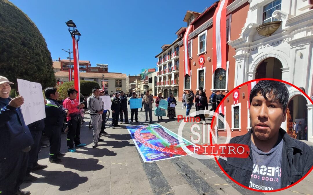 PUNO| PROTESTAN CONTRA JUEZ JAVIER ARPASI, QUE ASEGURAN FAVORECE A POLICÍA QUE PROVOCÓ LA MUERTE DE MOTOTAXISTA
