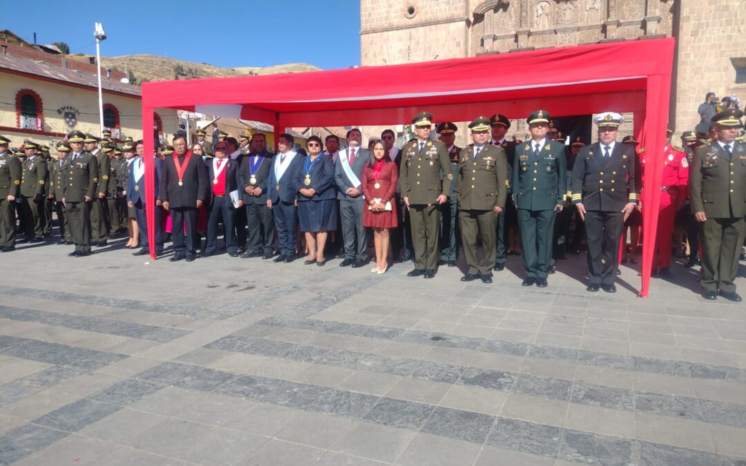 PUNO| PNP SITIÓ LA PLAZA MAYOR DE PUNO E IMPIDIÓ EL QUE LA CIUDADANÍA PARTICIPE DE LAS ACTIVIDADES POR FIESTAS PATRIAS