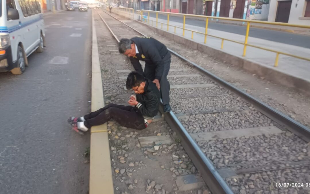 SERENAZGO RESCATA A JOVEN QUE DORMÍA EN LAS RIELES DEL TREN, LO EVACUARON AL HOSPITAL POR HERIDAS EN LA CABEZA