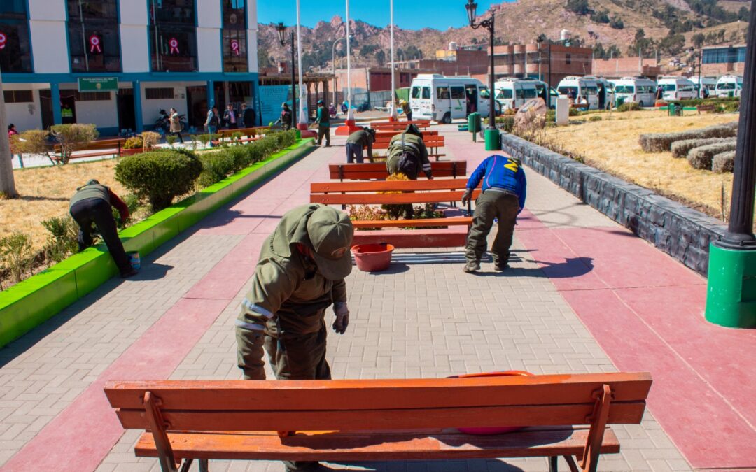 DAN MANTENIMIENTO AL ORNATO DE LA PLAZA PRINCIPAL DEL CP JAYLLIHUAYA POR PROXIMIDAD DE ANIVERSARIO