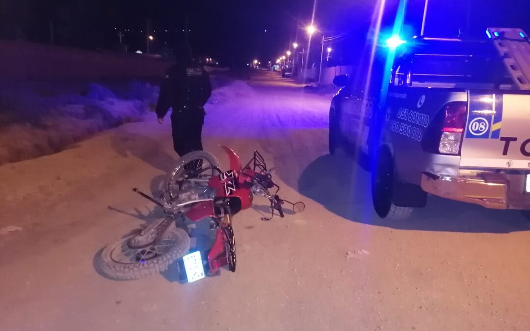 PUNO: MOTOCICLISTA APARENTEMENTE EBRIO TERMINÓ DESPISTÁNDOSE Y CAYENDO AL CANAL DE AGUAS SERVIDAS