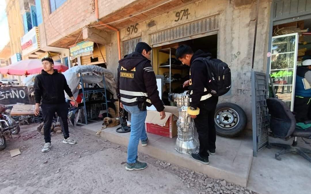 PNP INTERVIENEN TIENDAS DE VENTA DE AUTOPARTES, DONDE PRESUMEN SE VENDEN COSAS ROBADAS
