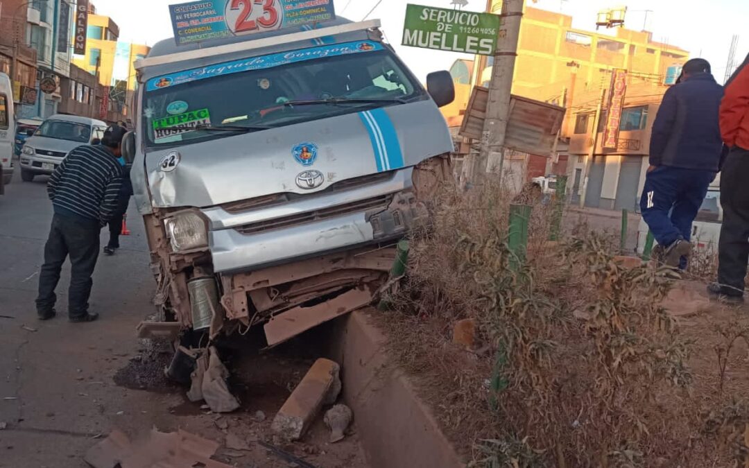 COMBI DE PASAJEROS TERMINÓ EN BERMA CENTRAL POR EVITAR CHOCAR CON MOTOTAXI. REPORTAN DAÑOS MATERIALES