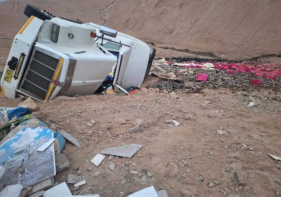ILO| CHOFER RESULTÓ HERIDO TRAS LA VOLCADURA DE UN TRAILER SE VOLCÓ EN LA CARRETERA COSTANERA NORTE