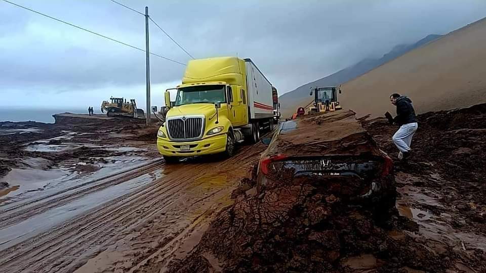 LIBERAN VIA MOQUEGUA – TACNA, LUEGO QUE HUAICO LA DEJARA INTRANSITABLE Y ATRAPANDO UN VEHÍCULO Y SUS OCUPANTES