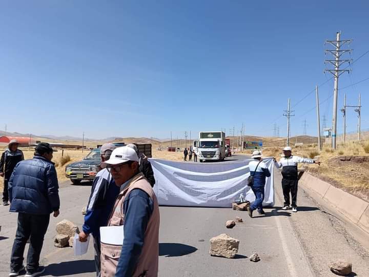 DOCENTES DE EDUCACIÓN SUPERIOR BLOQUEARON LA CARRETERA PUNO – CUSCO