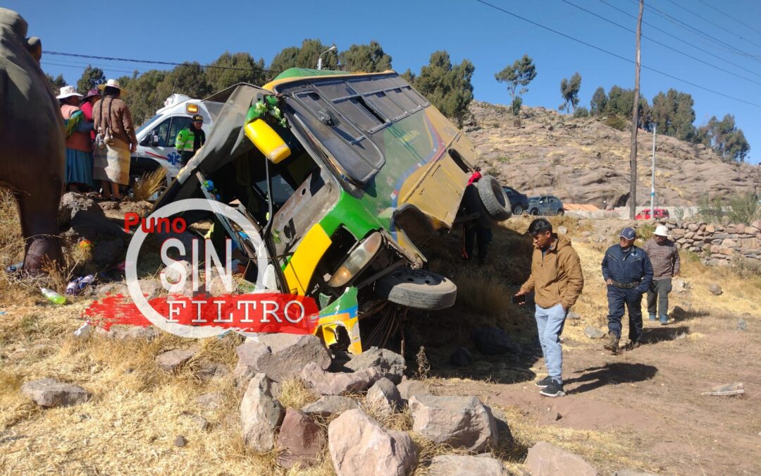19 HERIDOS ES EL SALDO DEL DESPISTE DE MINIBUS EN EL SECTOR DE CHIMU Y QUE SE DIRIGÍA DE PUNO A DESAGUADERO