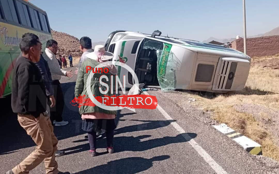 VARIOS PASAJEROS RESULTARON HERIDOS TRAS EL DESPISTE Y VOLCADURA DE UNA MINIVAN EN LA CARRETERA SANDIA – SAN ROMÁN