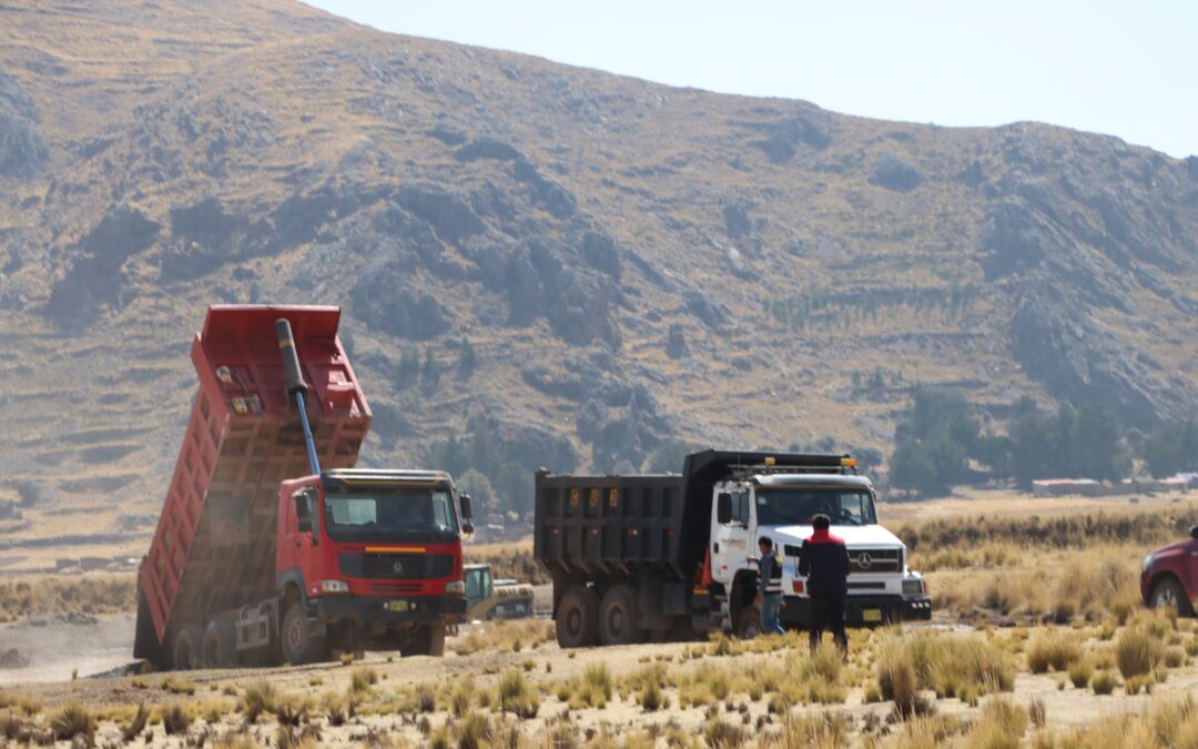DETIENEN A MAQUINISTAS Y CONDUCTORES DE VOLQUETES QUE RETIRABAN MATERIAL DE ACARREO EN EL RÍO COATA