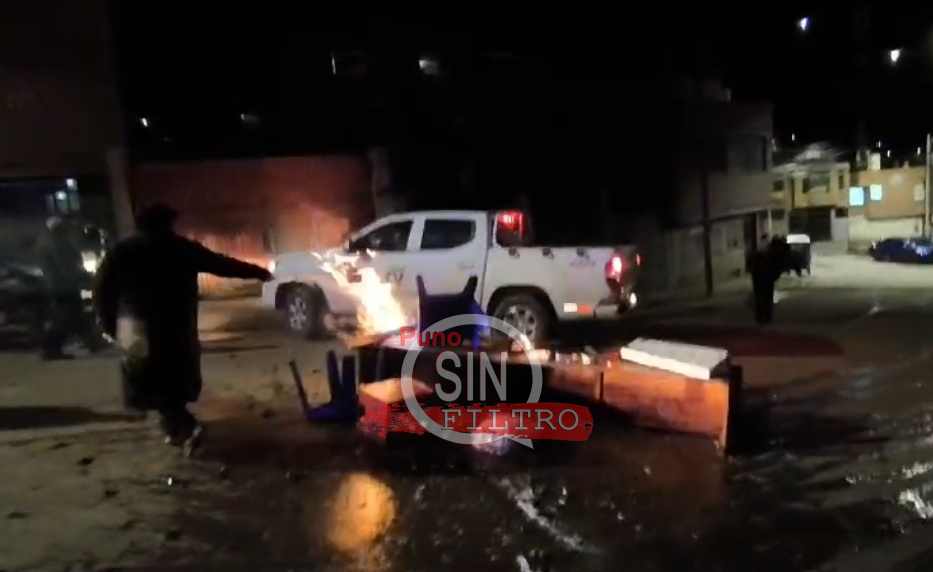 PUNO| FUEGO CONTRA LA DELINCUENCIA!!! VECINOS DEL BARRIO HUAJSAPATA QUEMARON BIENES DE CANTINAS ILEGALES. MUNICIPIO OPTÓ POR CLAUSURARLAS