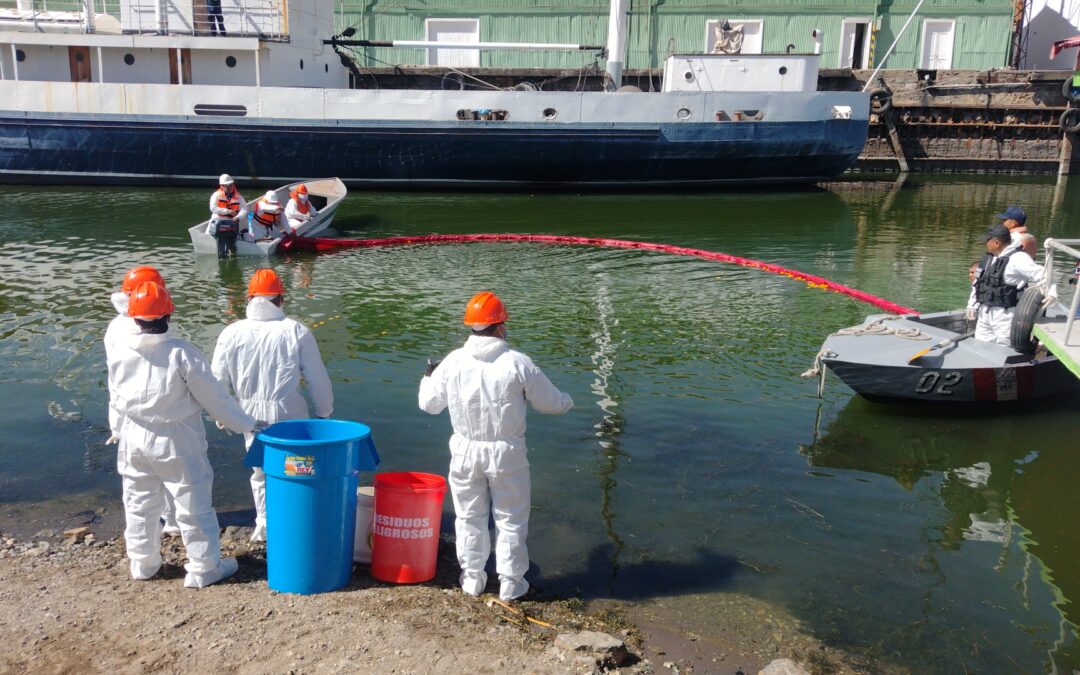 ARMADA PERUANA Y BOLIVIANA SIMULACRO DE DERRAME DE COMBUSTIBLE EN LAS AGUAS DEL LAGO TITICACA