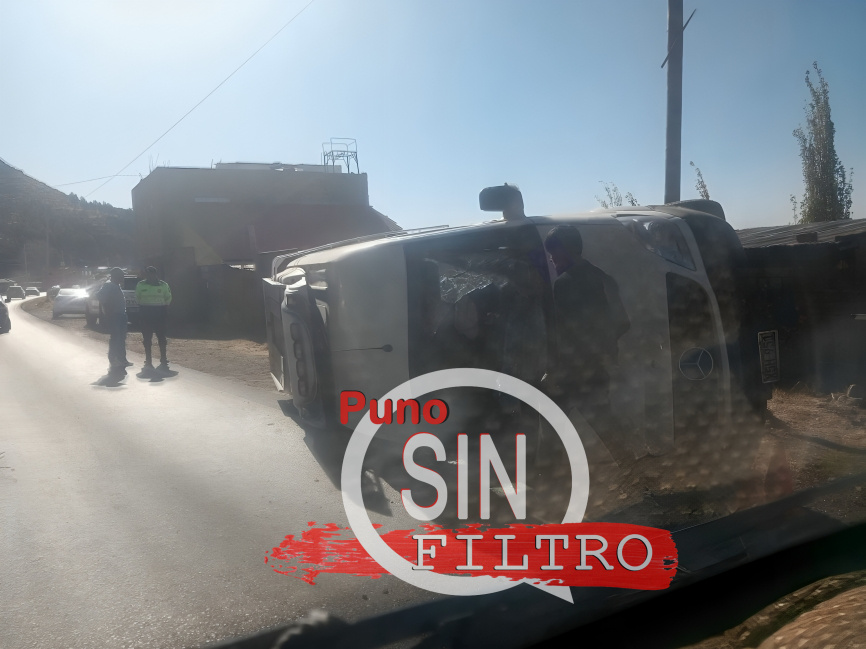 PUNO: Video| MINIVAN VOLCÓ EN LA CARRETERA PUNO – DESAGUADERO. REPORTAN VARIOS PASAJEROS HERIDOS