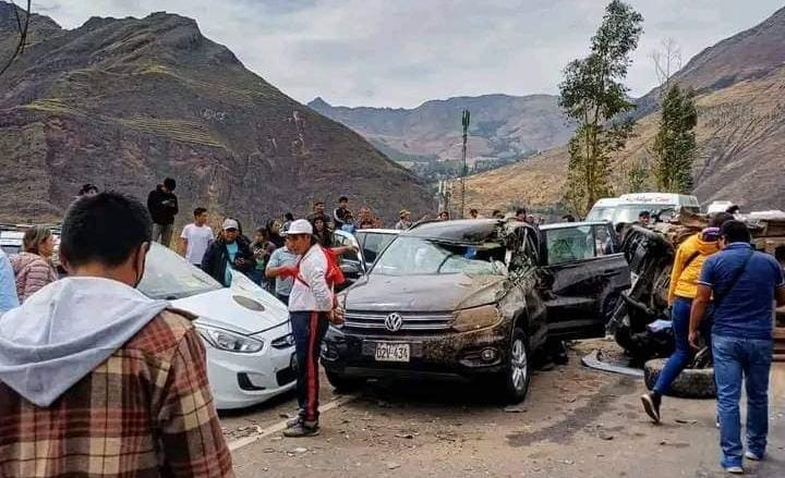 CUSCO TRIPLE CHOQUE DEJÓ 6 PERSONAS HERIDAS EN LA VÍA CUSCO – PISAC