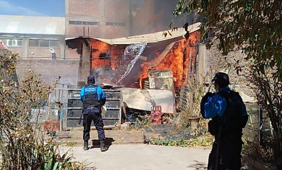 SERENOS LOGRAN CONTROLAR INCENDIO HACIENDO USO DE BALDES CON AGUA