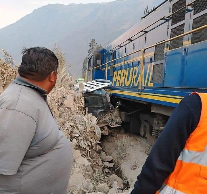 CAMIONETA TERMINÓ EN CHATARRA, LUEGO DE SER ARRASTRADA POR LOCOMOTORA