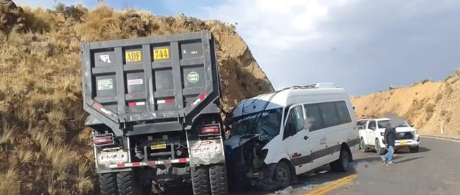 VOLQUETE Y MINIVAN CHOCAN FRONTALMENTE EN LA CARRETERA AZANGARO – JULIACA