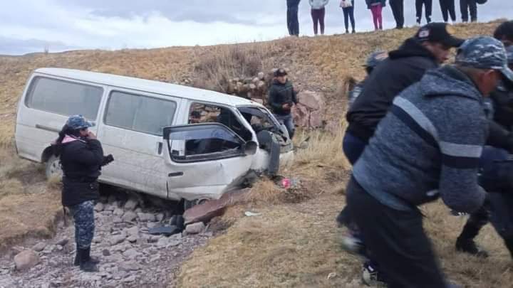 TRES HERIDOS GRAVES DEJÓ DESPISTE DE UNA COMBI EN LA VÍA PUTINA A QUILCAPUNCO
