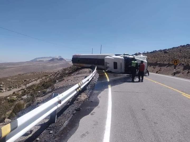 Video: CISTERNA CON ACEITE VOLCÓ EN LA CARRETERA PUNO – MOQUEGUA. AUTORIDADES DESCARTAN AFECTACIÓN A FUENTES DE AGUA