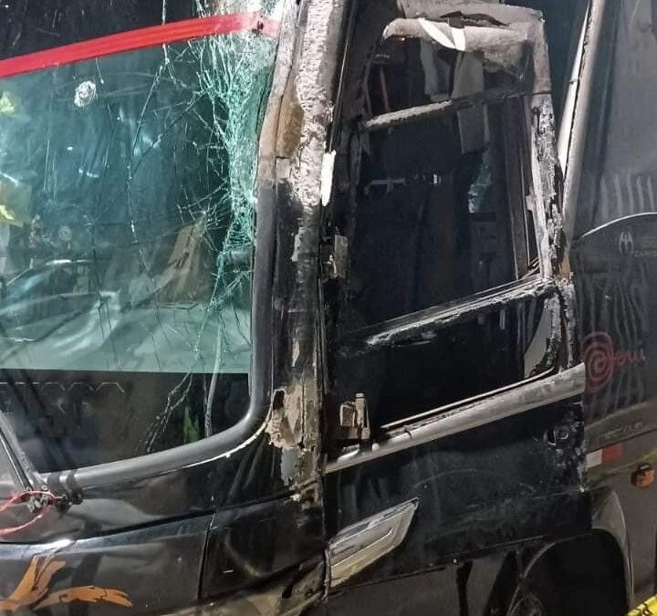 CUSCO| 14 HERIDOS TRAS EL CHOQUE DE DOS BUSES DE LA MISMA EMPRESA