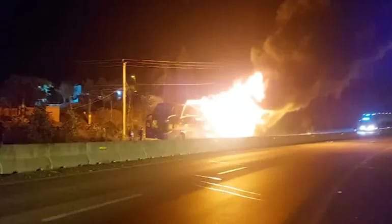BOLIVIA| BUS SE INCENDIA CUANDO SE TRASLADABA A CHILE