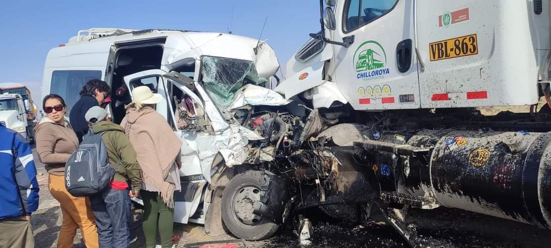 Video| AL MENOS 3 FALLECIDOS Y VARIOS HERIDOS, TRAS CHOQUE FRONTAL DE MINIVAN CON CAMION EN IMATA