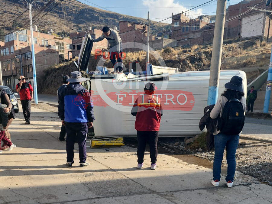 Video. AL MENOS 5 HERIDOS TRAS EL CHOQUE DE DOS COMBIS DEL SERVICIO URBANO Y VOLCADURA DE UNA DE ELLAS