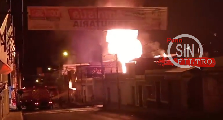 BOMBEROS LUCHAN CONTRA INCENDIO QUE CONSUME FERRETERÍA EN EL DISTRITO DE MIRAFLORES