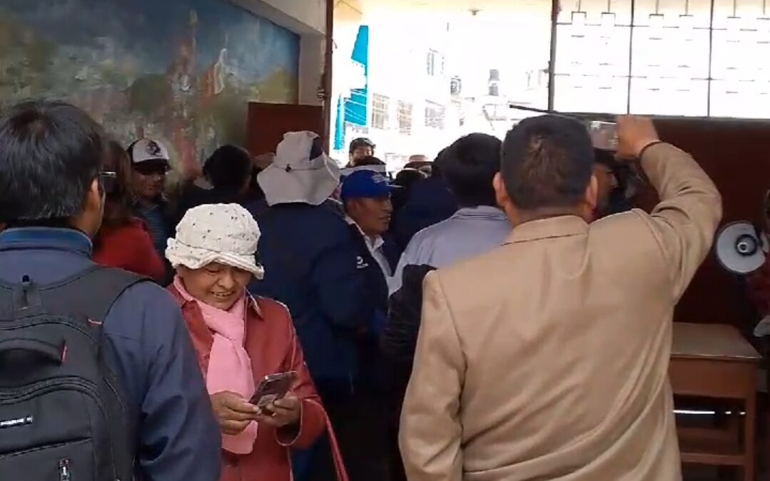 Video|DENUNCIAN QUE DOCENTES QUE ACATAN HUELGA INGRESARON POR LA FUERZA A LA ESFAP
