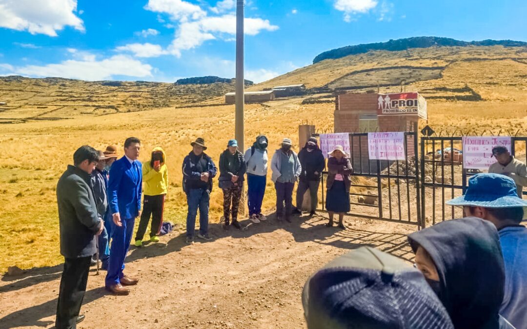 ALCALDE DE PUNO, JAVIER PONCE ACUDIÓ A DIALOGAR CON LOS COMUNEROS DE ITAPALLUNI, TRAS EL ASESINATO DEL CONTROLADOR