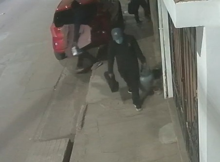 PUNO| DELINCUENTES PERPETRARON UN ROBO EN HORAS DE LA MADRUGADA EN LA AVENIDA CIRCUNVALACION. TODO QUEDÓ REGISTRADO EN VIDEO